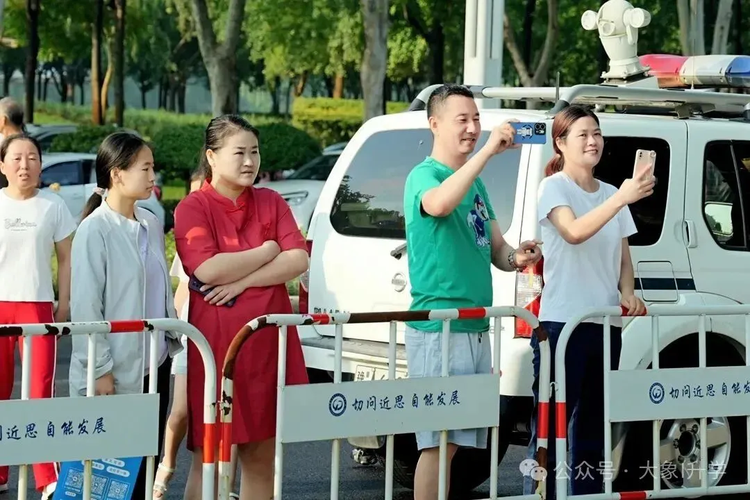 多图直击2025河南中考现场!-第23张图片-四季读书网