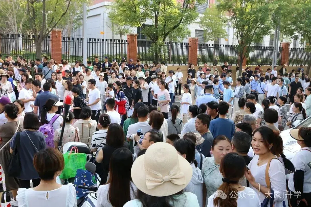 多图直击2025河南中考现场!-第28张图片-四季读书网