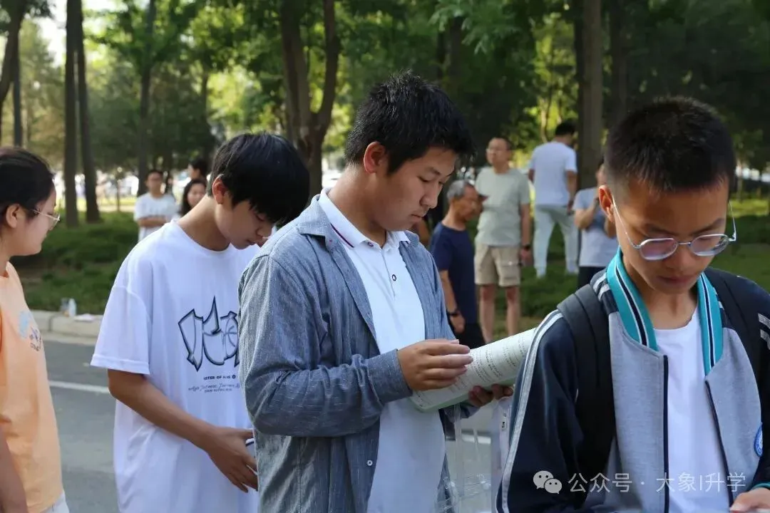 多图直击2025河南中考现场!-第30张图片-四季读书网