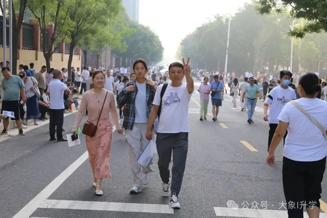 多图直击2025河南中考现场!-第31张图片-四季读书网