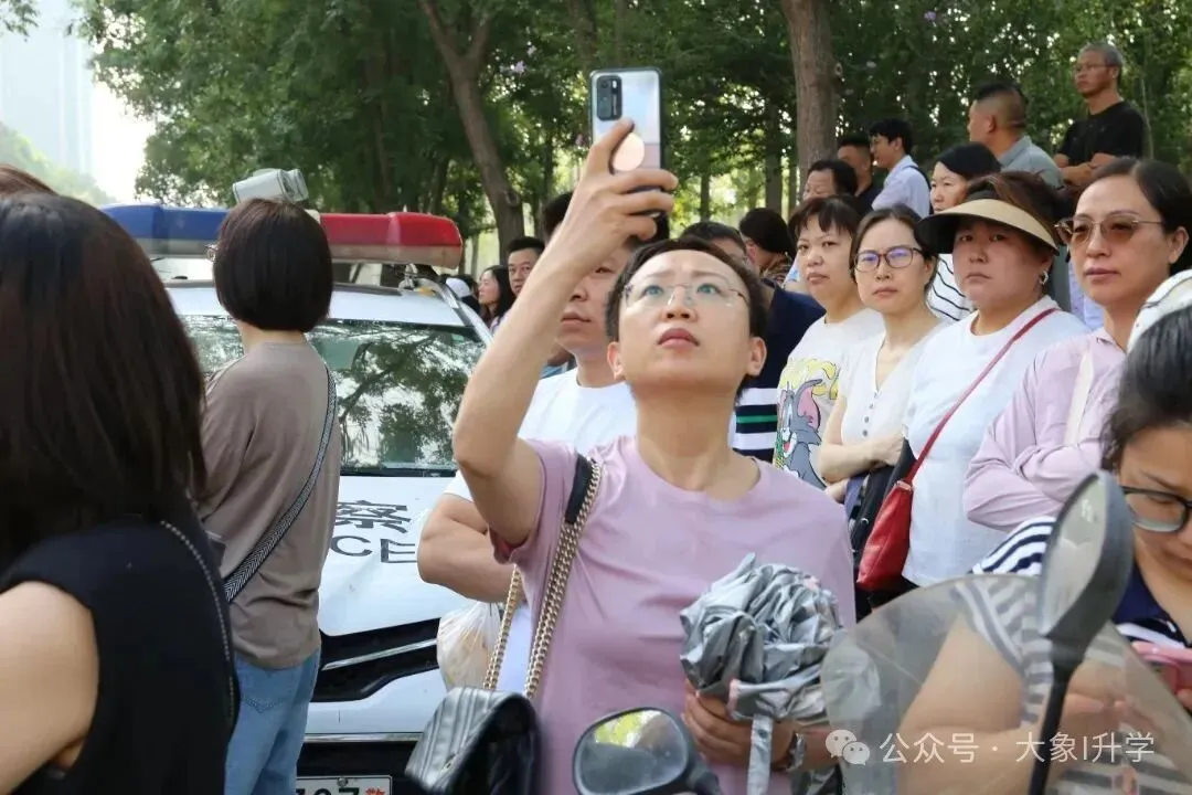 多图直击2025河南中考现场!-第33张图片-四季读书网