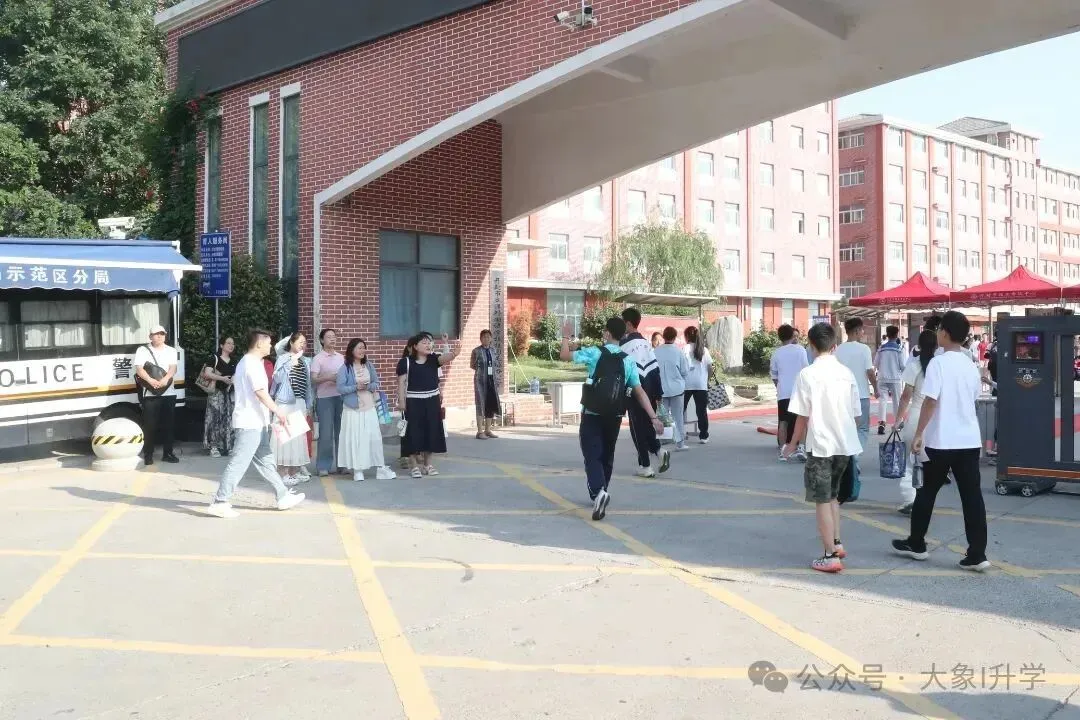 多图直击2025河南中考现场!-第49张图片-四季读书网
