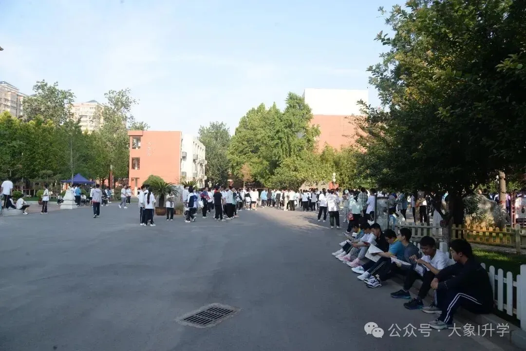 多图直击2025河南中考现场!-第52张图片-四季读书网