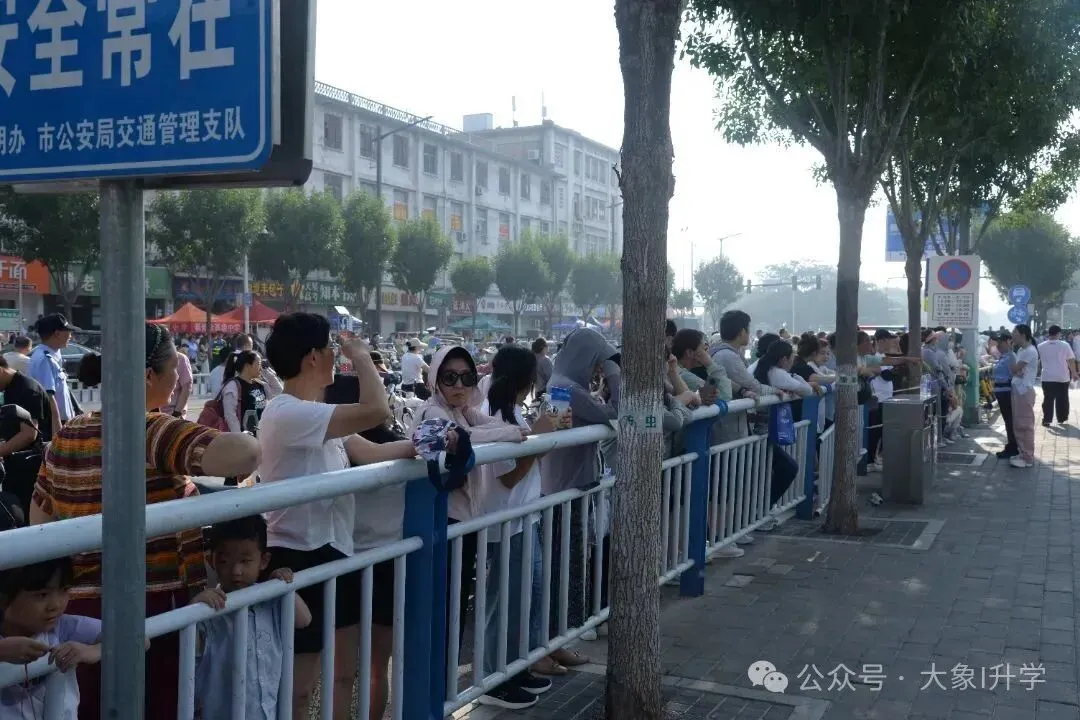 多图直击2025河南中考现场!-第54张图片-四季读书网