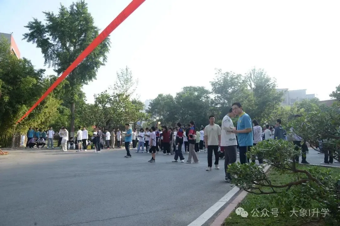 多图直击2025河南中考现场!-第57张图片-四季读书网