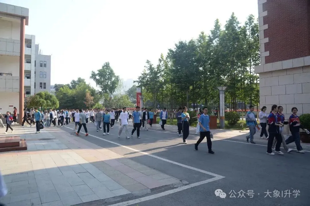 多图直击2025河南中考现场!-第58张图片-四季读书网