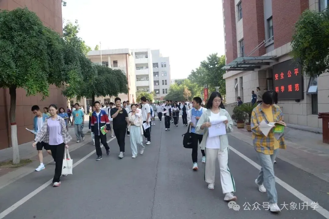 多图直击2025河南中考现场!-第59张图片-四季读书网