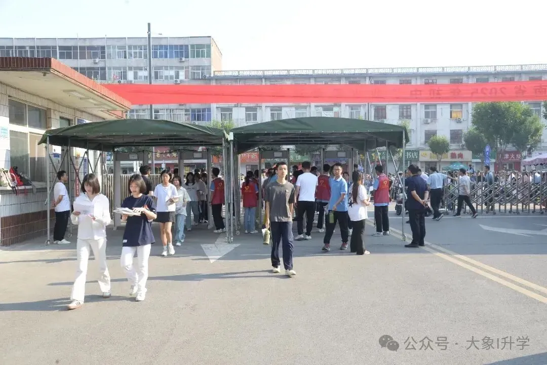 多图直击2025河南中考现场!-第60张图片-四季读书网