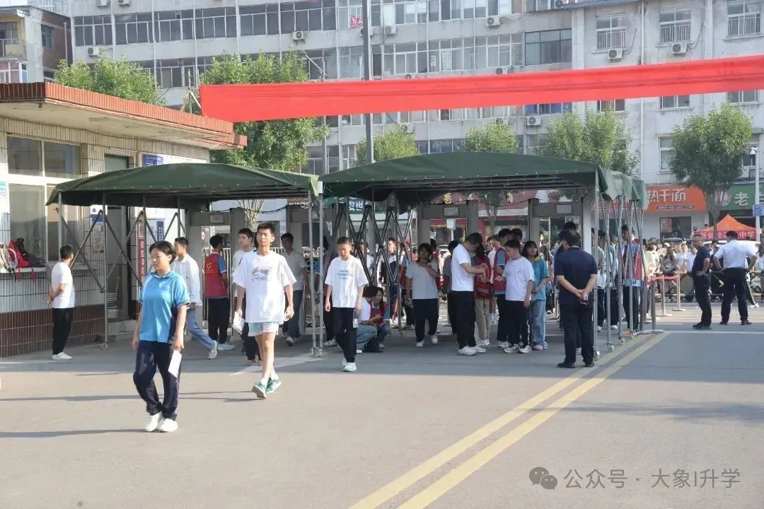 多图直击2025河南中考现场!-第61张图片-四季读书网