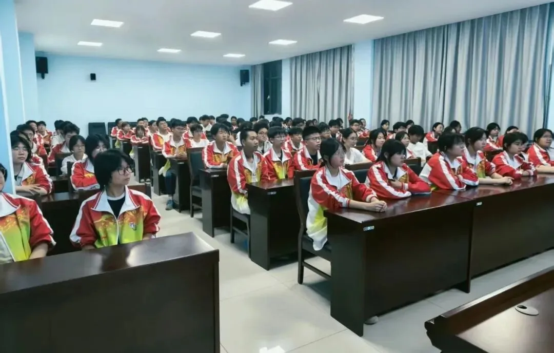 点燃希望,奔赴荣光|成功自强补习中考实验班开展中考冲刺动员会-第3张图片-四季读书网