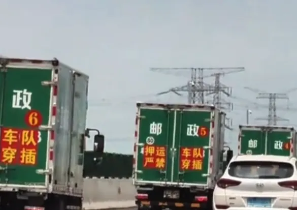 高考试卷押送车队震撼瞬间-第1张图片-四季读书网