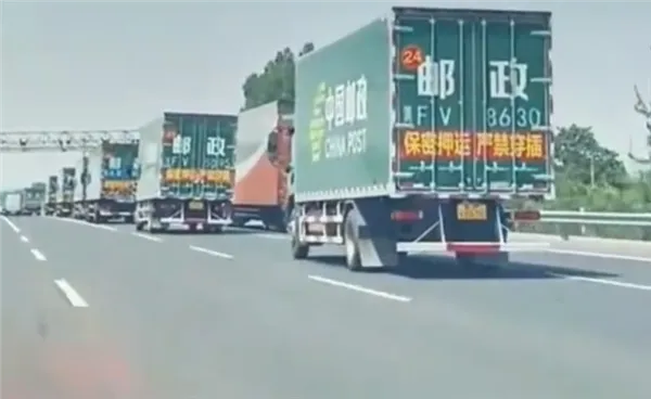高考试卷押送车队震撼瞬间-第2张图片-四季读书网