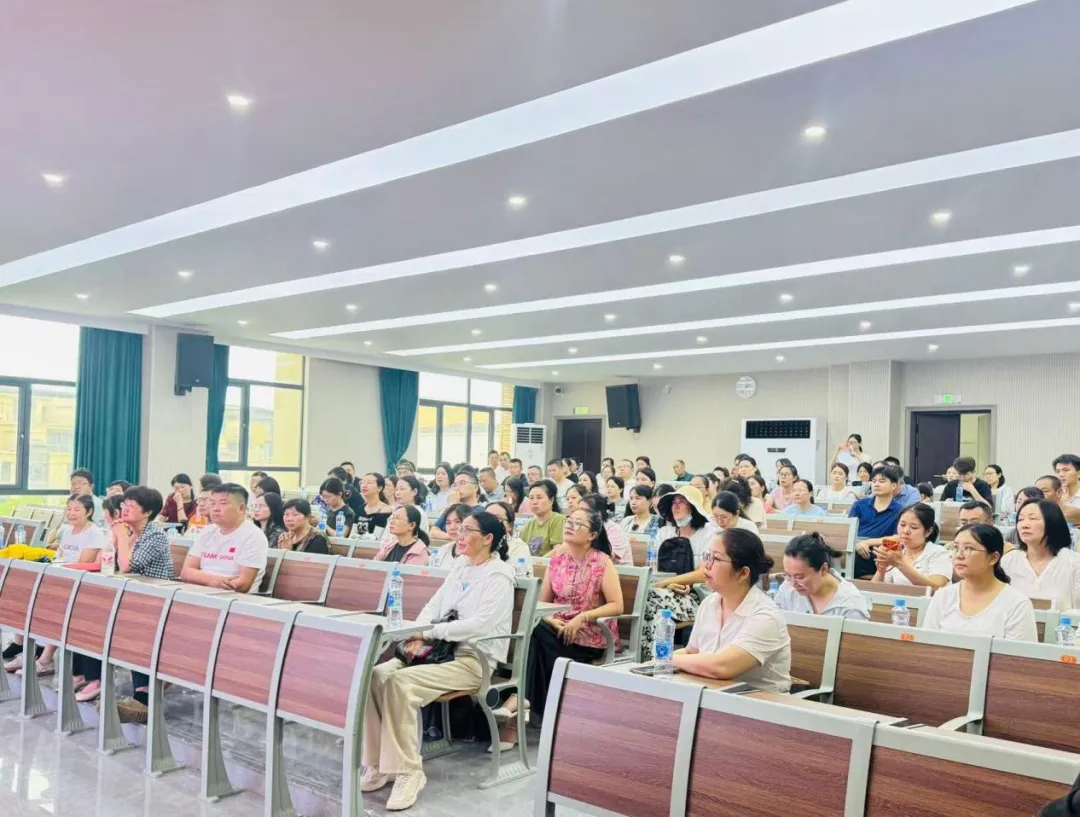 暖心护航 聚力中考 ——南昌二中九龙湖校区(红谷滩区博雅学校)开展“同上一堂家庭教育课”专题讲座-第3张图片-四季读书网
