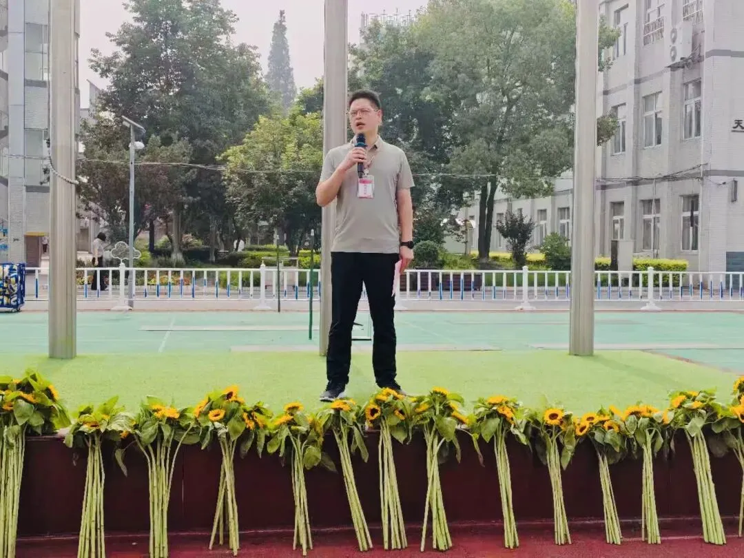 第552期|葵花寄期许,逐梦赴中考——横塘中学中考冲刺暨葵花赠予仪式圆满落幕-第8张图片-四季读书网