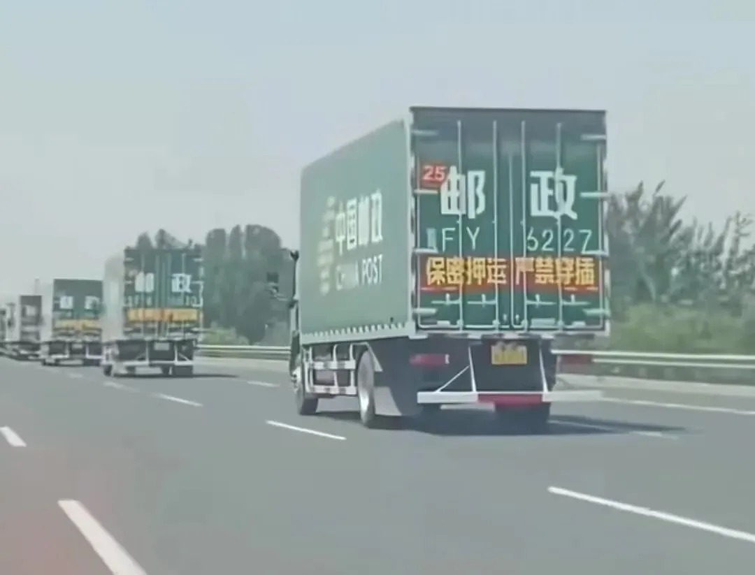 高考试卷押运场景.祝利川考生高考大吉……-第1张图片-四季读书网