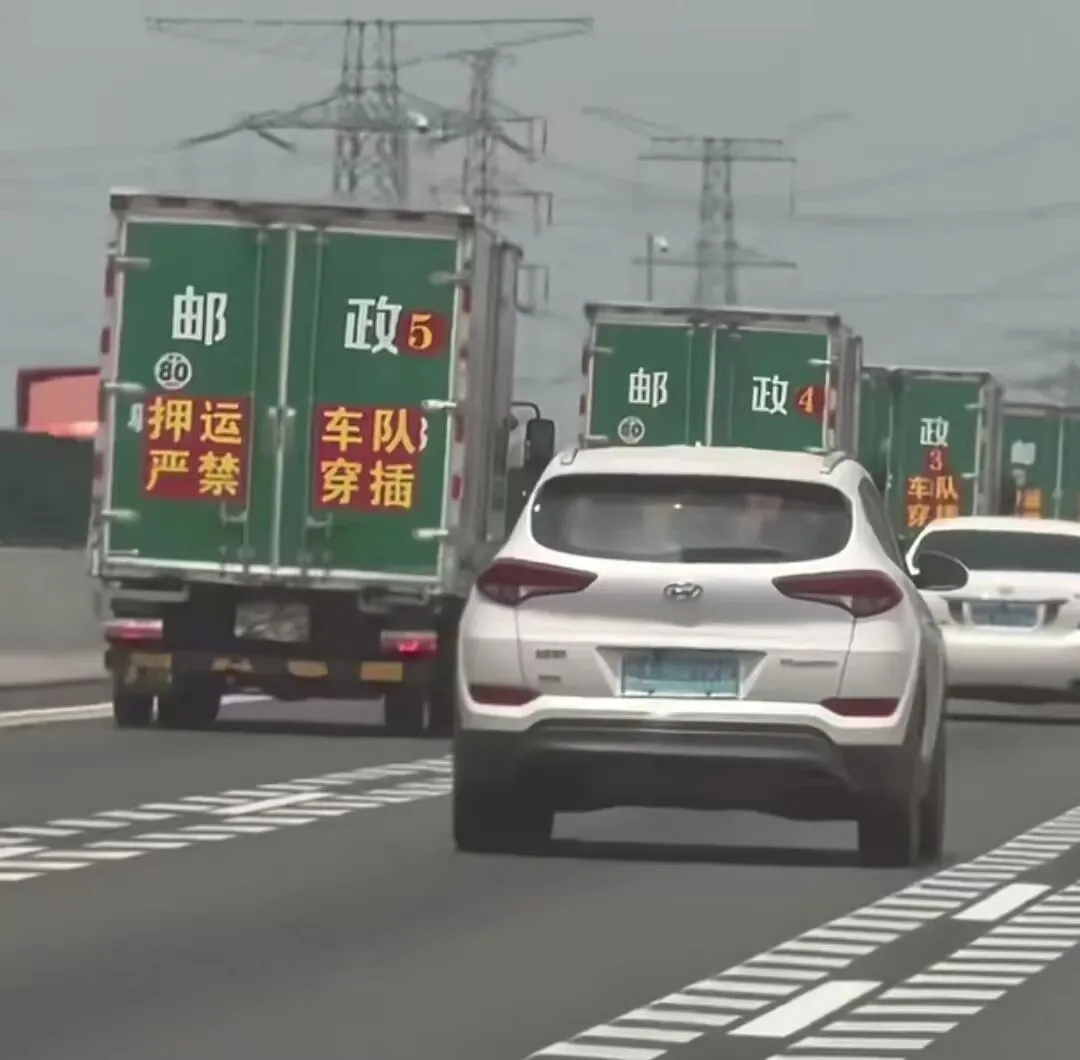 高考试卷押运场景.祝利川考生高考大吉……-第2张图片-四季读书网