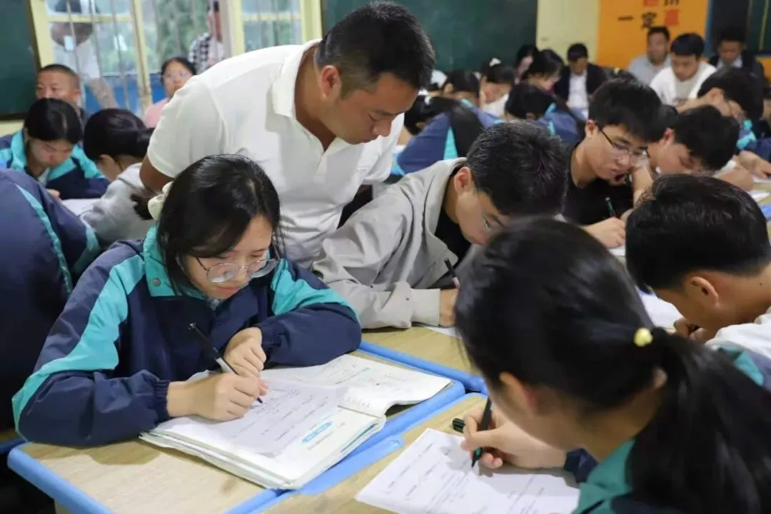 数字赋能教研 聚力备战中考——黎平县创新AI赋能教研模式夯实数学备考工作-第3张图片-四季读书网