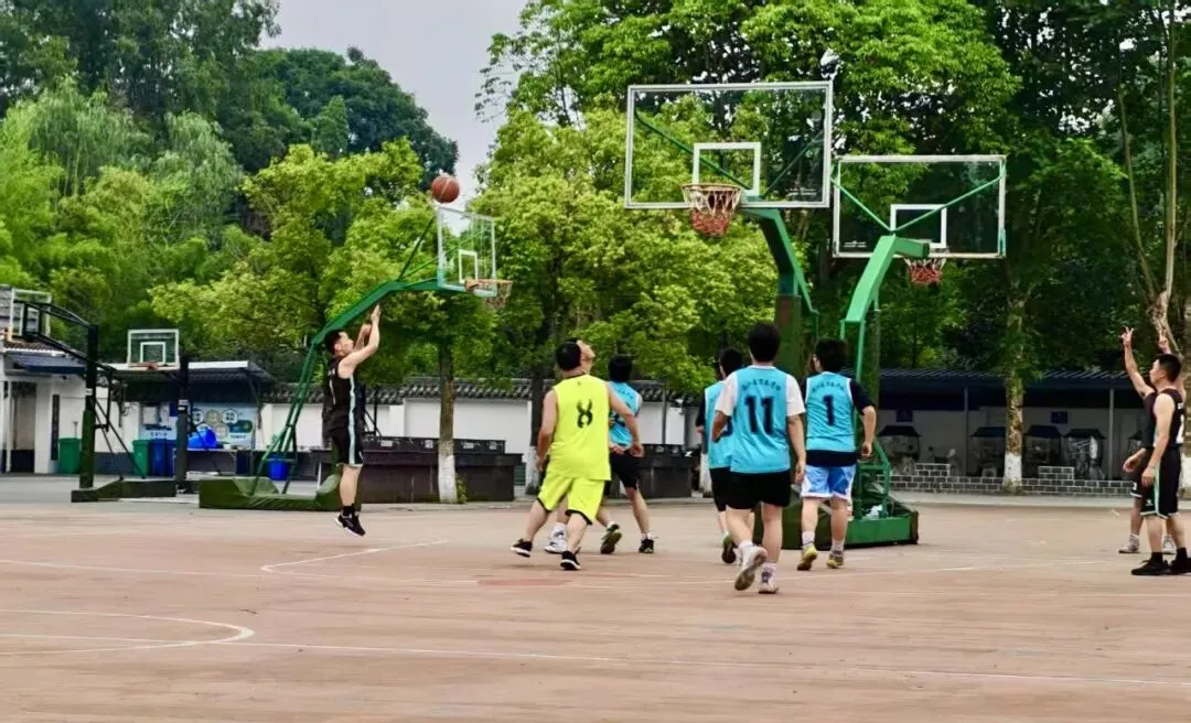 万春学校师生篮球赛为中考助威-第23张图片-四季读书网