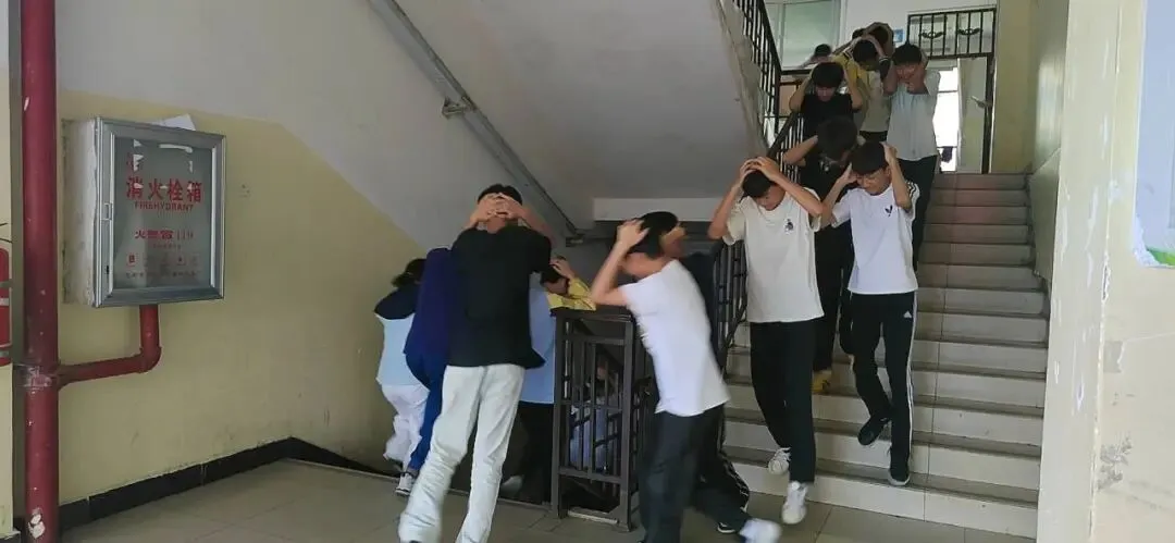 以练筑防守平安 护航中考圆梦路|屏边一中开展中考应急疏散及食品安全综合演练-第3张图片-四季读书网