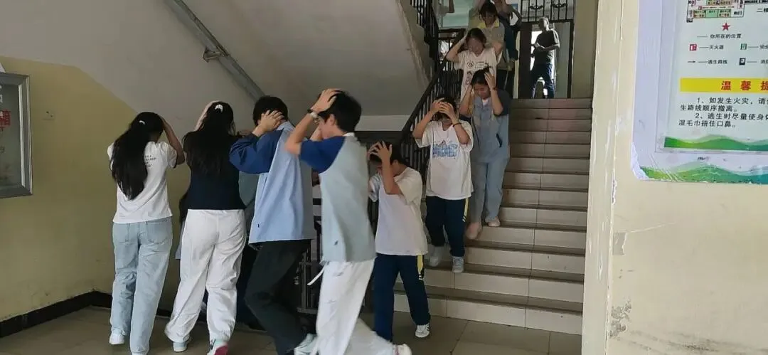 以练筑防守平安 护航中考圆梦路|屏边一中开展中考应急疏散及食品安全综合演练-第4张图片-四季读书网