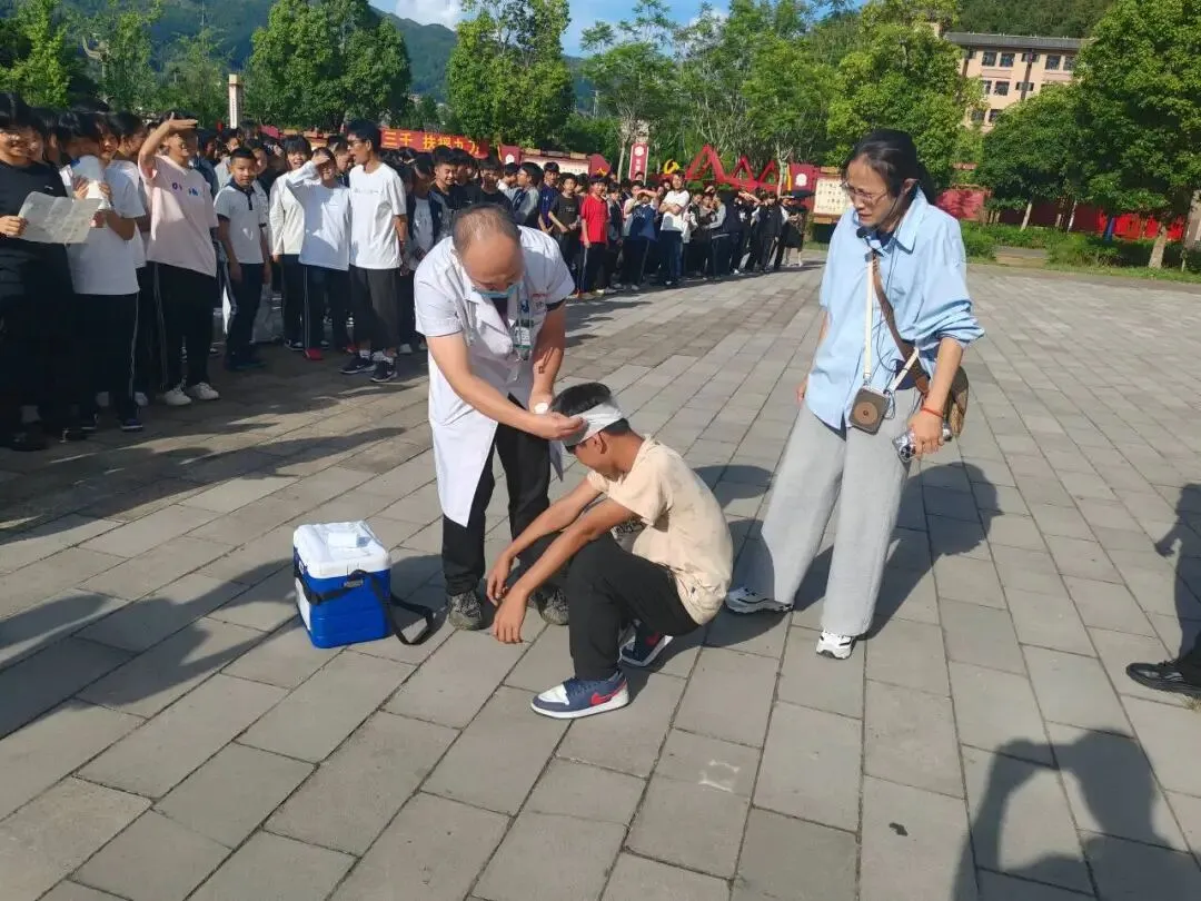 以练筑防守平安 护航中考圆梦路|屏边一中开展中考应急疏散及食品安全综合演练-第6张图片-四季读书网