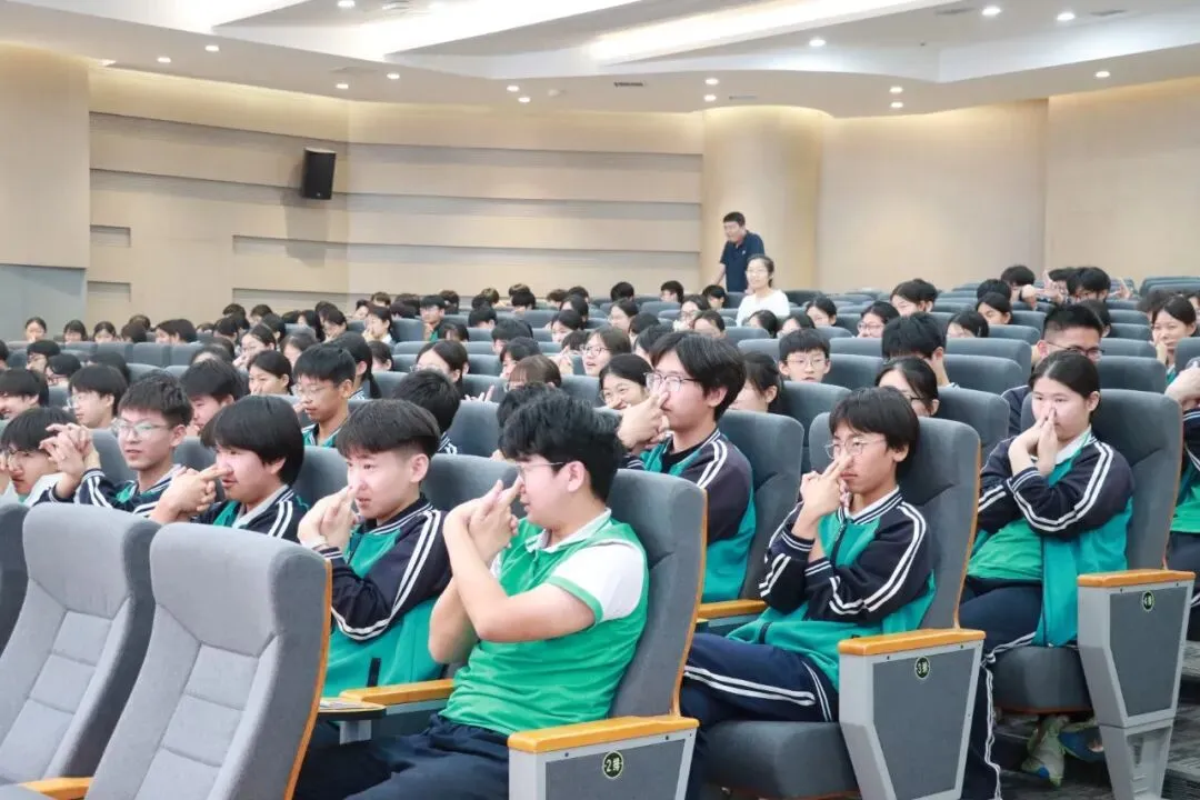 轻松备考 · 12355与你同行——中考减压活动走进濮阳市西湖中学-第5张图片-四季读书网