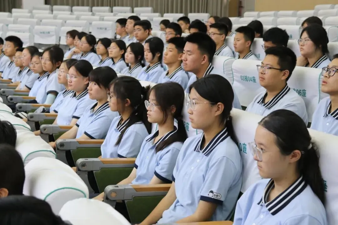 以梦为马,中考必胜|我校召开 2026 届中考冲刺动员暨备考分享会-第8张图片-四季读书网