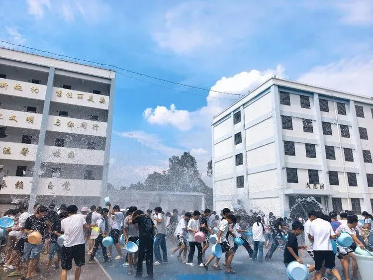 泼水释压助冲刺.凝心鼓劲战中考——竹园中学开展初三消暑减压泼水主题活动-第24张图片-四季读书网