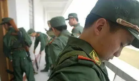 老照片:武警押送高考试卷全过程-第1张图片-四季读书网
