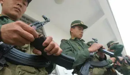 老照片:武警押送高考试卷全过程-第2张图片-四季读书网