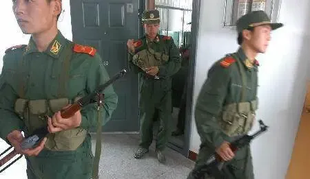 老照片:武警押送高考试卷全过程-第3张图片-四季读书网