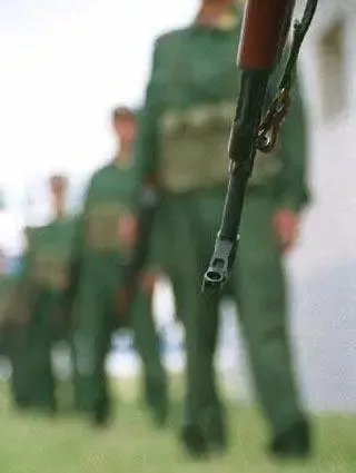 老照片:武警押送高考试卷全过程-第5张图片-四季读书网
