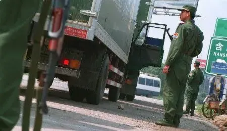 老照片:武警押送高考试卷全过程-第6张图片-四季读书网