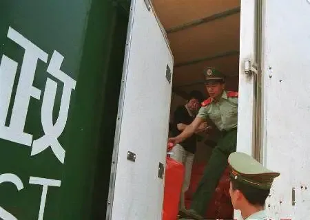 老照片:武警押送高考试卷全过程-第15张图片-四季读书网