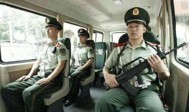 老照片:武警押送高考试卷全过程-第18张图片-四季读书网