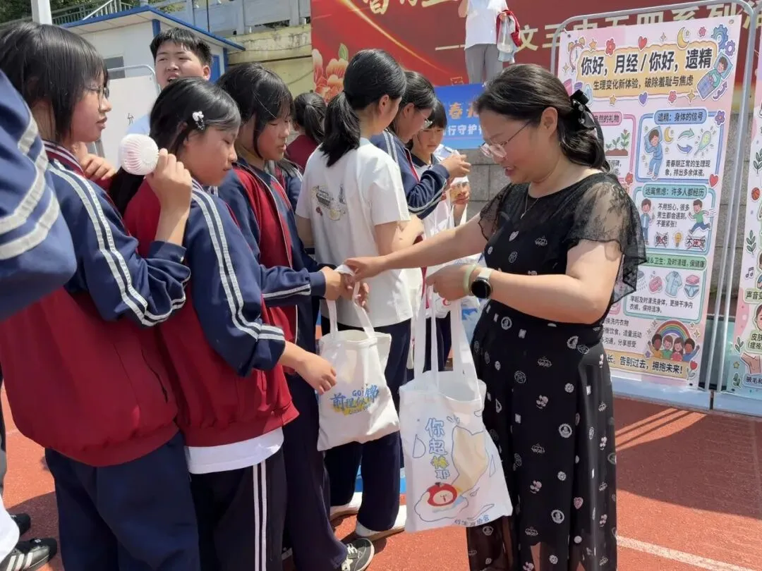 青春健康校园行 守护成长迎中考|修文县青春健康百场万人宣讲活动走进修文三中、修文四中-第38张图片-四季读书网