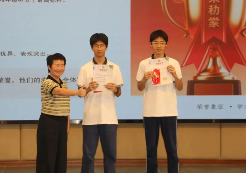 凝心聚力迎中考  表彰奋进启鹏程——灵溪镇渡龙学校九年级模考表彰大会-第17张图片-四季读书网