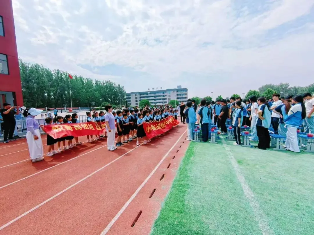 童心送清凉,助力中考路|萌娃为古城中学学子加油打气!-第1张图片-四季读书网 童心送清凉,助力中考路|萌娃为古城中学学子加油打气!-第1张图片-四季读书网