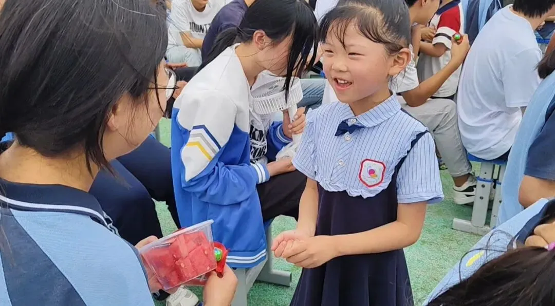 童心送清凉,助力中考路|萌娃为古城中学学子加油打气!-第4张图片-四季读书网 童心送清凉,助力中考路|萌娃为古城中学学子加油打气!-第4张图片-四季读书网