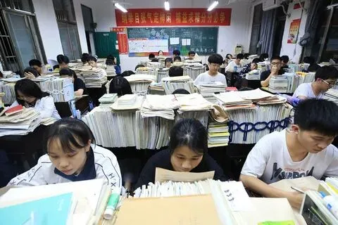 高考最磨人的不是试卷,是孩子无处安放的情绪-第1张图片-四季读书网 高考最磨人的不是试卷,是孩子无处安放的情绪-第1张图片-四季读书网