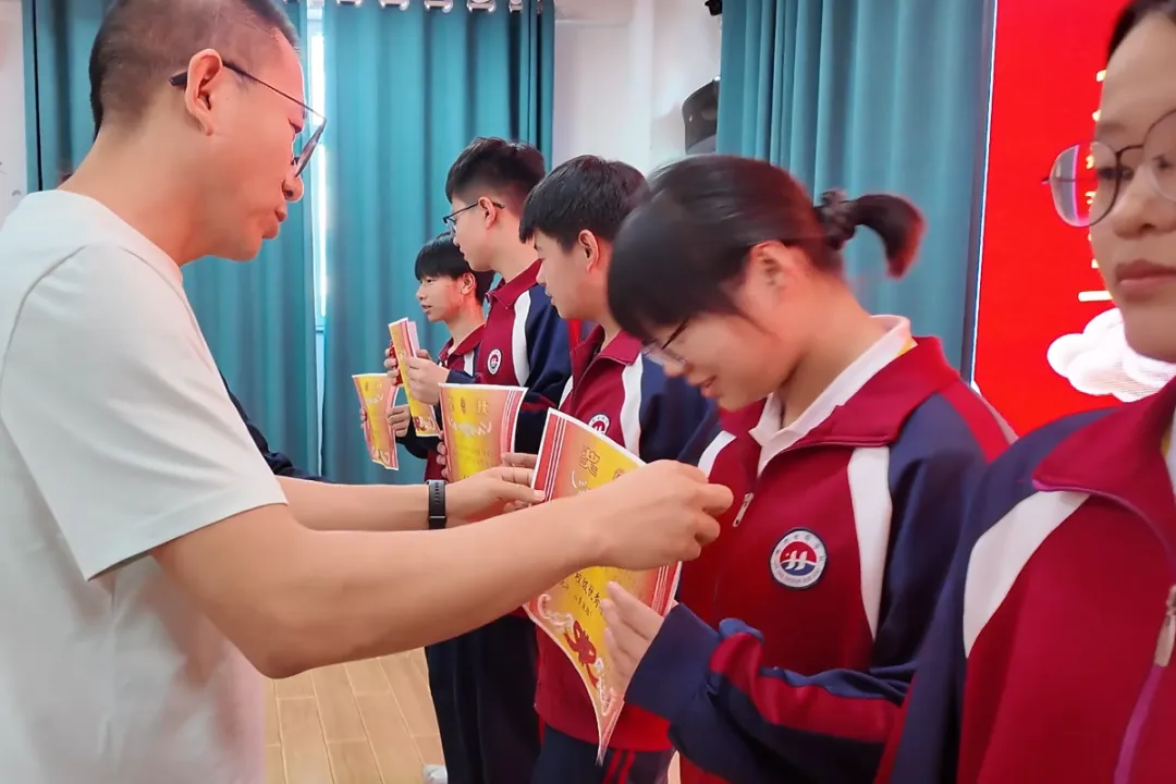 逐光而行,剑指中考|世骅学本九年级模拟考表彰大会圆满落幕-第13张图片-四季读书网
