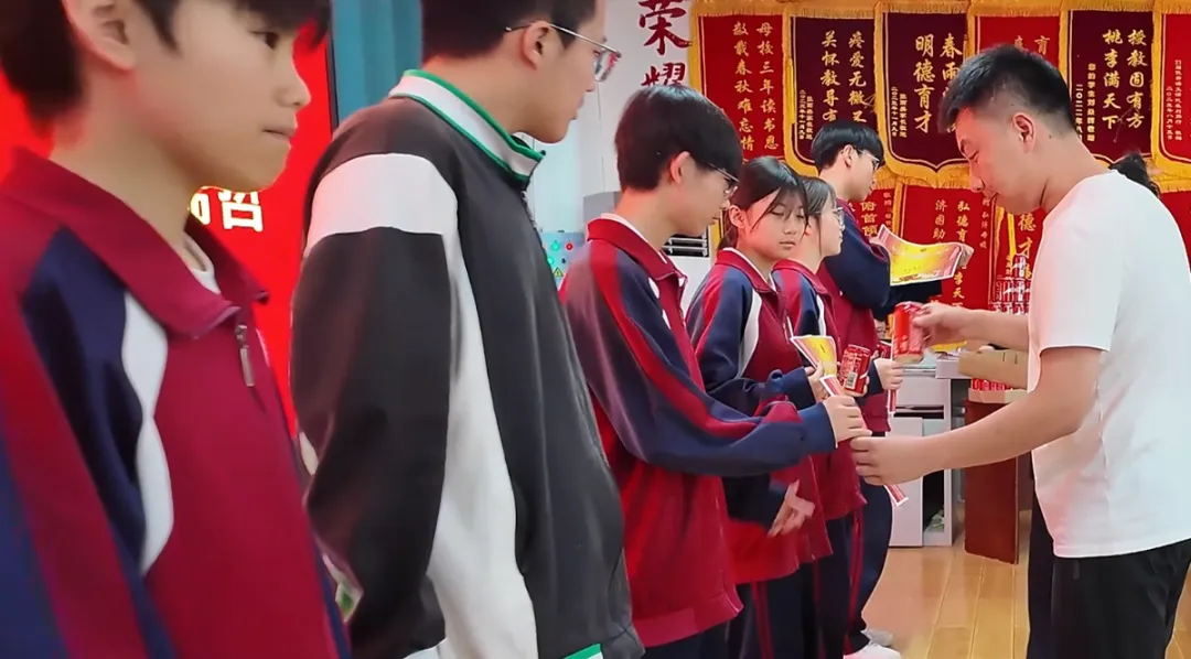 逐光而行,剑指中考|世骅学本九年级模拟考表彰大会圆满落幕-第16张图片-四季读书网