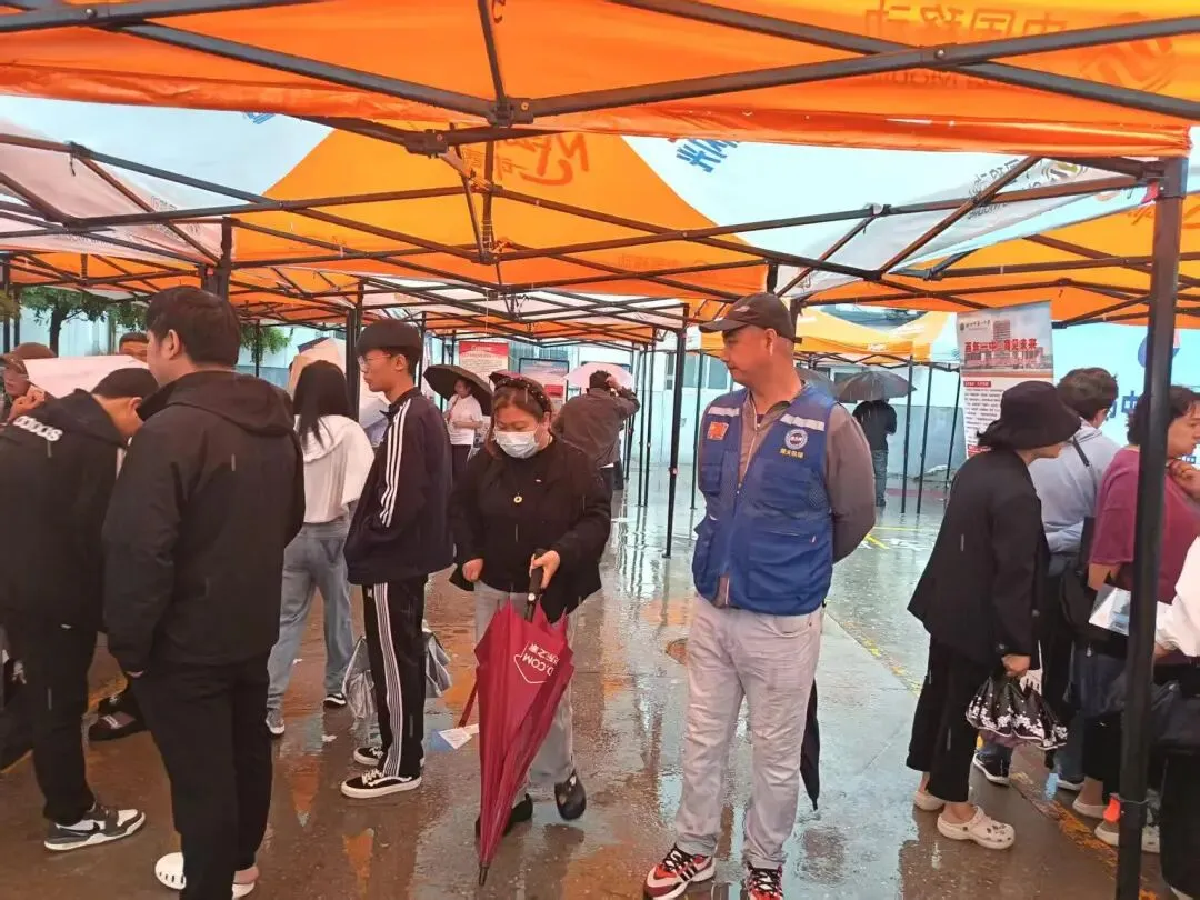 无惧风雨,护航中考|新华区蓝天救援队圆满完成融媒中考活动应急保障任务-第9张图片-四季读书网 无惧风雨,护航中考|新华区蓝天救援队圆满完成融媒中考活动应急保障任务-第9张图片-四季读书网