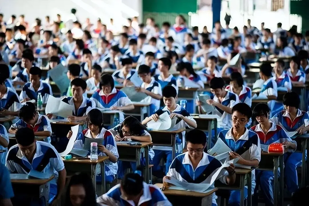 2003年高考:一人偷试卷,造就史上最难高考-第4张图片-四季读书网 2003年高考:一人偷试卷,造就史上最难高考-第4张图片-四季读书网