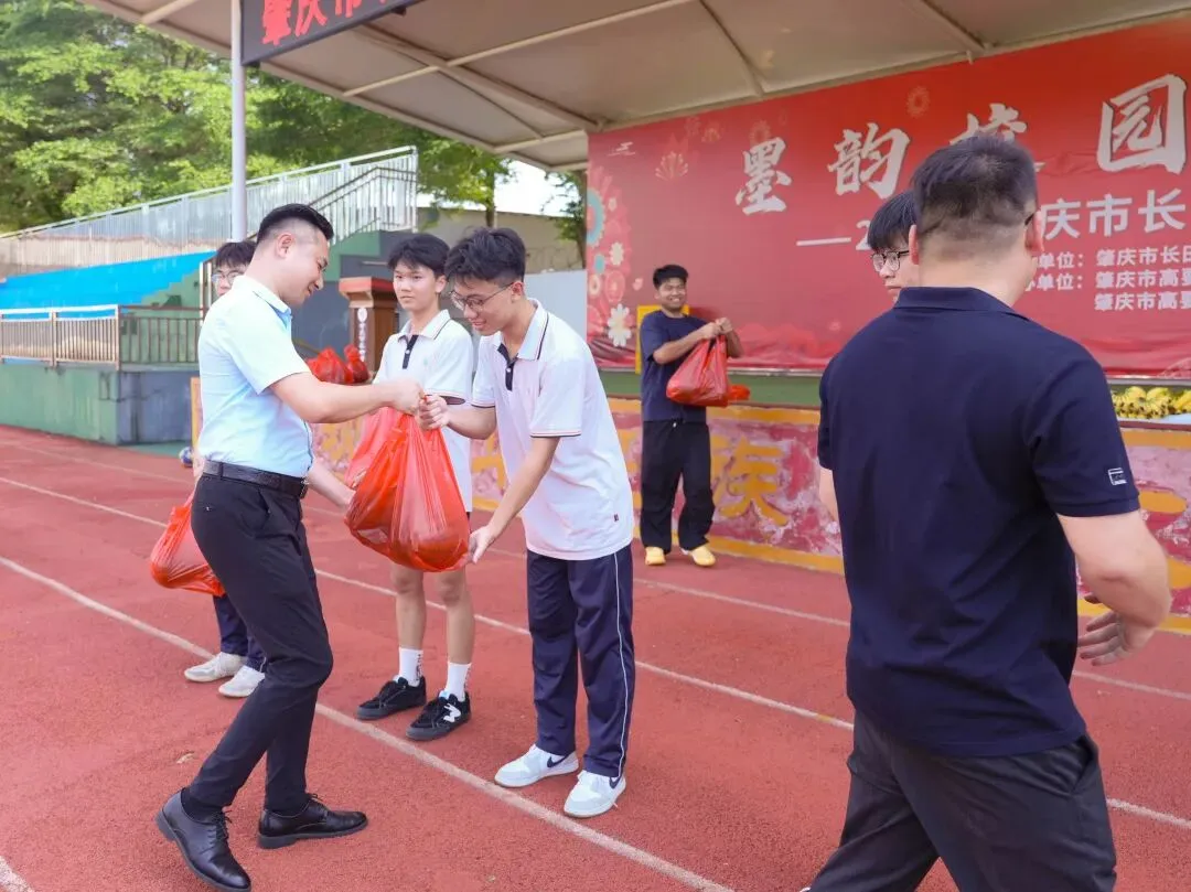 轻装上阵,笑迎中考——肇庆市长田学校九年级中考减压活动-第46张图片-四季读书网