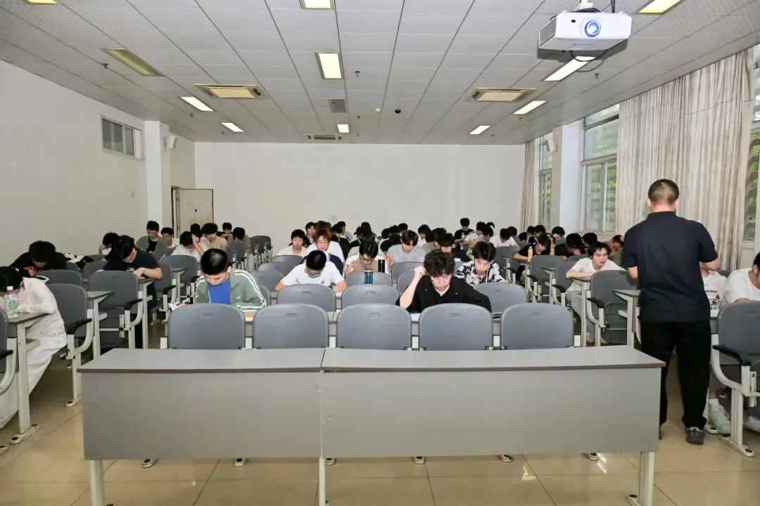 以考促学,以练备战|安工学院四六级模拟考试回顾-第8张图片-四季读书网 以考促学,以练备战|安工学院四六级模拟考试回顾-第8张图片-四季读书网