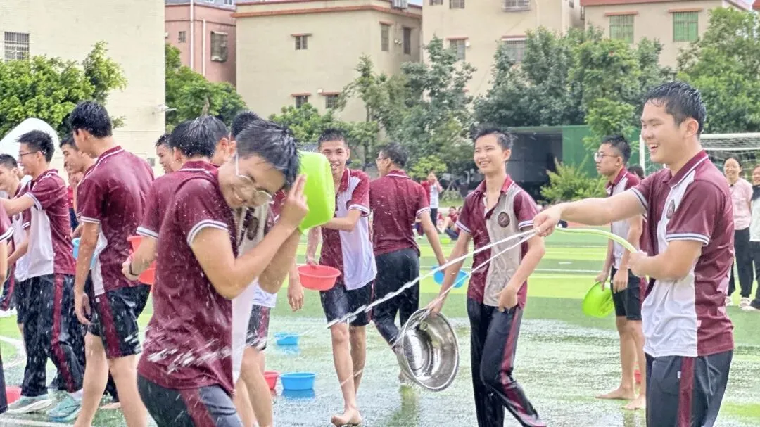 解压冲中考,师生打成一团超有爱-第21张图片-四季读书网 解压冲中考,师生打成一团超有爱-第21张图片-四季读书网