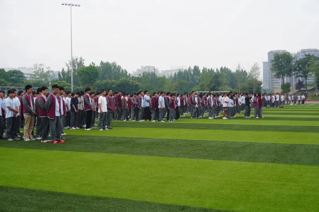燃青春热血,赴中考新程——资阳育才学校初中部举行中考冲刺主题升旗仪式-第20张图片-四季读书网