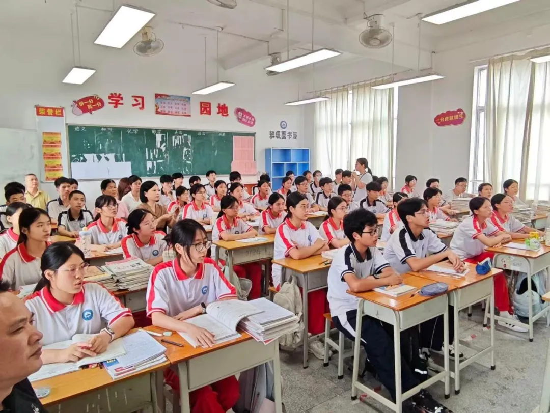 教研下沉入校 精研备战中考||县教师发展中心到石坝中学指导教研活动-第1张图片-四季读书网 教研下沉入校 精研备战中考||县教师发展中心到石坝中学指导教研活动-第1张图片-四季读书网