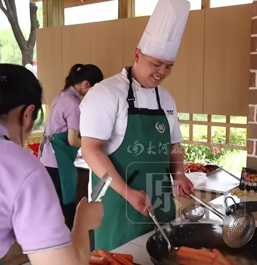 致河南中考焦虑的家长——从福利院到星级后厨,16岁少年用一把炒勺改写命运-第9张图片-四季读书网 致河南中考焦虑的家长——从福利院到星级后厨,16岁少年用一把炒勺改写命运-第9张图片-四季读书网